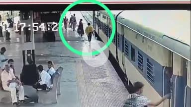 सासाराम: चलती ट्रेन में चढ़ने के दौरान गिरी महिला यात्री की जान बचाई गई