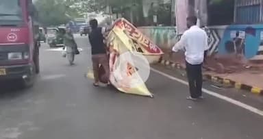 पटना ग्रामीण: पटना की सड़कों पर चारा घोटाला मामले पर लगे पोस्टर को पटना नगर निगम की टीम ने हटाया