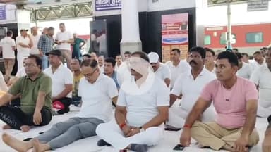 कानपुर: अंतर्राष्ट्रीय योग दिवस के अवसर पर कानपुर सेंट्रल स्टेशन में अधिकारियों और कर्मचारियों ने किया योग
