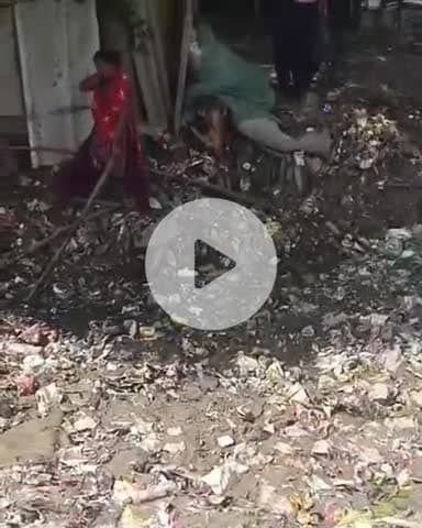 कानपुर: जाजमऊ के बुढ़ियाघाट में महिलाओं और बच्चों का नाले में उतरकर सफाई करने का वीडियो सोशल मीडिया पर वायरल