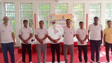 लोहरदगा: लोहरदगा व्यवहार न्यायालय परिसर में योग दिवस पर योग व कानूनी जागरूकता शिविर, न्यायिक अधिकारियों ने किया योगाभ्यास