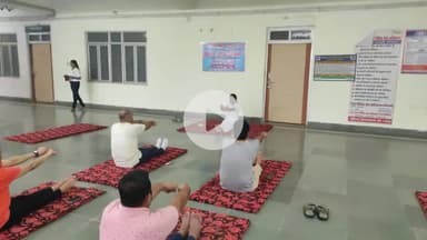 मंझनपुर: अंतर्राष्ट्रीय योग दिवस पर जनपद न्यायालय कौशाम्बी में हुआ योगाभ्यास, बड़ी संख्या में लोगों ने लिया भाग