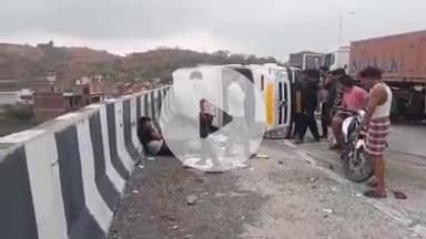 झांसी: बड़ागांव थाना क्षेत्र के ग्राम दिगारा में मरीज को ले जा रही एंबुलेंस ओवर ब्रिज पर अनियंत्रित होकर पलटी, 4 लोग हुए घायल