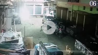 कानपुर: बगही चार्जिंग स्टेशन के पास ई-रिक्शा चालक का कुत्ते को कुचलने का वीडियो आया सामने