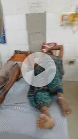 देवरिया इमरजेंसी का बुरा हाल है इसमें एक बेड पर दो-दो मरीज का इलाज चल रहा है इसी को भाजपा अच्छे दिन समझती और जनता बताती है