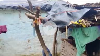 उरई: कोटरा गांव में झोपड़ी के नीचे गुजर-बसर करता है गरीब परिवार, सरकारी योजनाओं का नहीं मिला लाभ