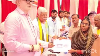 मेदिनीनगर (डालटनगंज): पलामू मेडिकल कॉलेज परिसर में सांसद विष्णु दयाल राम ने वरिष्ठ नागरिकों को आयुष्मान कार्ड वितरित किए