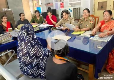 मिर्ज़ापुर: प्रोजेक्ट मिलन के तहत काउंसलिंग कर परिवार परामर्श केंद्र पुलिस लाइन की टीम ने आठ बिछड़े दंपतियों को मिलाया