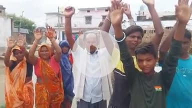 नानपारा: गांव में बाढ़ जैसे हालत, लोगों के घरों में घुस रहा गंदा पानी, बच्चे महिलाएं ग्रामीण घुटनों तक पानी में निकलने को मजबूर