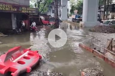 कांके: सिरमटोली फ्लाईओवर के नीचे भरा बारिश का पानी, दुकानों में घुसा पानी