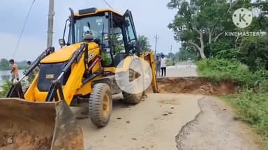 अडकी: खूंटी सांसद कालीचरण मुंडा के निर्देश पर तमाड़ बड़ा तालाब की धंसी सड़क की मरम्मत शुरू