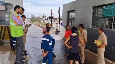 झांसी: रक्सा टोल प्लाजा पर टोल कर्मियों ने ट्रक चालक को बेरहमी से पीटा