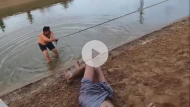 तारानगर: तारानगर की इंदिरा गांधी नहर में डूबने से कांधराण के युवक की हुई मौत, गोताखोर ने शव को निकाला बाहर