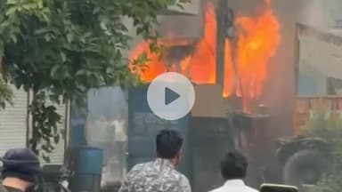 इंदौर ब्रेकिंग: ट्रांसपोर्ट नगर में डीजल टैंकर में लगी भीषण आग, कई ट्रक चपेट में।