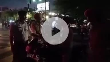 झांसी: कानपुर चुंगी पर ट्रैफिक पुलिस ने वाहन चेकिंग के दौरान बाइक चोर को बाइक छोड़कर भागना पड़ा