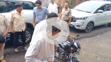 झाझा: सिमुलतला पहुंचकर सांसद गिरिधारी यादव ने अजीत सिंह से मिलकर जताया दुख