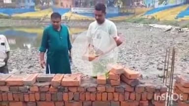 बखरी: बखरी के विश्वबंधु पुस्तकालय स्थित पोखर सौंदर्यीकरण कार्य में घटिया सामग्री का इस्तेमाल, लोगों ने किया विरोध