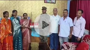 गुमला: गुमला में कारगिल युद्ध के शहीद की पत्नी को सेना प्रतिनिधि ने किया सम्मानित