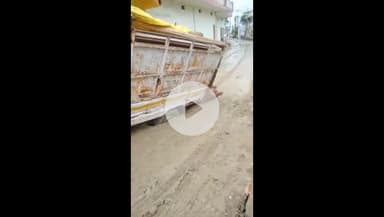 सिंगरौली: विंध्यनगर के पास मॉडल रोड पर धंसी सड़क, घंटों फंसा रहा पिकअप वाहन