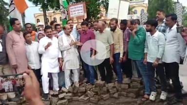 श्योपुर गौरस के बीच हाइवे निर्माण कर रही कंपनी श्योपुर शहर में बेहद घटिया निर्माण कर रही है आज जिला कांग्रेस ने हाइवे पर प्रदर्शन किया इस दौरान प्रशासन से बात की