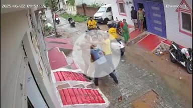 झांसी: गुमनावारा में सिपाही और युवक के बीच सड़क पर जमकर चले बेल्ट और लात-घूसे, वीडियो हुआ वायरल