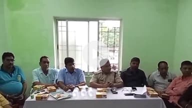 गुमला: शहर में जाम की समस्या को लेकर थाना प्रभारी की अध्यक्षता में बस स्टैंड में बैठक की गई, उल्लंघन करने पर लगेगा जुर्माना