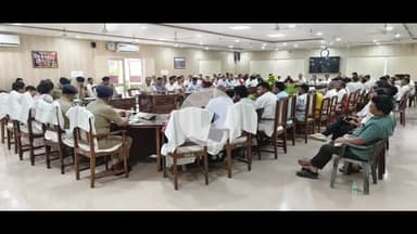 अमरोहा: अमरोहा कलेक्ट्रेट में मोहर्रम के जुलूस को लेकर डीएम और एसपी ने अधिकारियों की बैठक ली