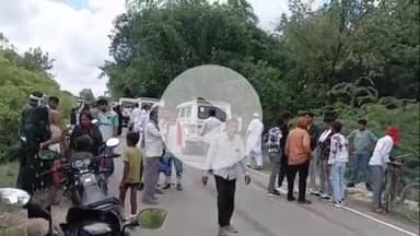 मंझनपुर: कौशांबी से फतेहपुर जा रही बारात की गाड़ियों के आगे जगन्नाथपुर में आया मवेशी, बचाने के चक्कर में कई गाड़ियां आपस में भिड़ी