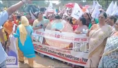 कोडरमा: अफ्रीका में प्रवासी मजदूरों के अपहरण मामले में एपवा ने कोडरमा सांसद के आवास पर प्रदर्शन किया