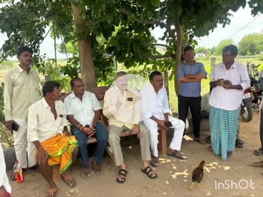 రఘునాథపల్లె: మాదారంలో ఇందిరమ్మ ఇండ్ల కొరకు ఇసుక తరలింపు  వ్యవసాయ భూమి అడ్డుగా ఉండగా రైతునుఅడ్డుకోవద్దని కోరిన గ్రంథాలయసంస్థ చైర్మన్