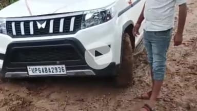 सिंगरौली: मजौना पलथा टोला: जल निगम की गाड़ी कीचड़ में फंसी, ठेकेदार ने सड़क में खोदा गड्ढा