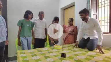 कुटुंबा: नीट की परीक्षा में सफलता हासिल करने वाली वर्षा को समाजसेवियों ने केक काटकर दी बधाई, बिना मोबाइल के की पढ़ाई