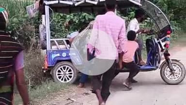 जयसिंहपुर: मिश्रौली चौराहे के पास सवारी भरी बैटरी रिक्शा पलटने से बाल-बाल बचे लोग