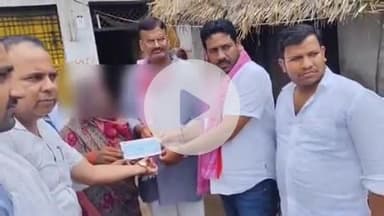 सिराथू: लोहन्दा की कथित रेप पीड़िता के घर अखिलेश यादव और विधायक पूजा पाल ने भेजा डेलिगेशन, एक-एक लाख रुपये का चेक दिया गया