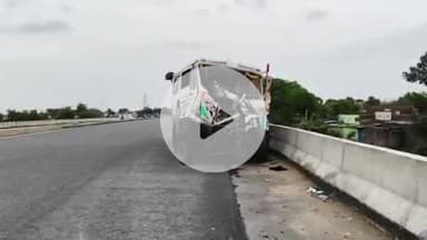 मोहनिया: मुठानी के पास दो ट्रकों के बीच हुई टक्कर, एक ट्रक के खलासी को अस्पताल में कराया गया भर्ती