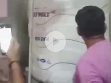 धनौरा: गजरौला शहर में असलम चक्की पर खाद्य विभाग की टीम ने की छापेमारी, मिलावटी सरसों का तेल मिला, सैंपल जांच के लिए भेजा गया