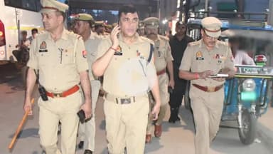 रामपुर: थाना सिविल लाइन क्षेत्र में त्यौहारों के मद्देनज़र पुलिस अधीक्षक विद्यासागर मिश्र ने भारी पुलिस बल के साथ पैदल गश्त की