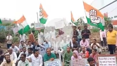 श्योपुर: NH निर्माण में भ्रष्टाचार के आरोप लगाते हुए कांग्रेस ने पाली रोड पर किया प्रदर्शन, राष्ट्रपति के नाम SDM को दिया ज्ञापन
