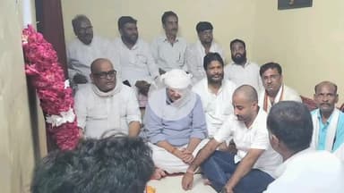 झांसी: प्रदेश अध्यक्ष अजय राय ने बट्टा गुरू को खत्रयाना मानिक चौक स्थित निवास पर श्रद्धांजलि दी