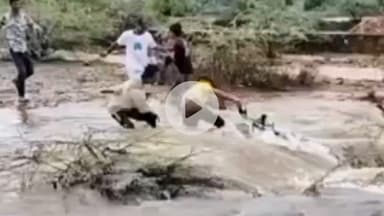 बूंदी: रील बनाने के चक्कर में युवा डाल रहे जान जोखिम में, बाइक सवार युवक को बहते बहते बचाया, लोगों ने किया रेस्क्यू