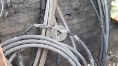 अमरोहा: अमरोहा बिजली विभाग की बड़ी लापरवाही, मोहल्ला घेर पछेइया मालियो वाला कुएं के पास बिजली के नंगे केबल से उतरा करंट