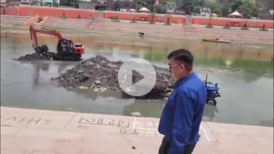 जौनपुर: गोमती नदी में सिल्ट सफाई का डीएम ने किया औचक निरीक्षण, कार्य में तेजी के दिए निर्देश