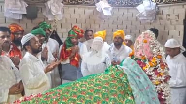 बहराइच: राज्यसभा सांसद संजय सिंह ने सैयद सालार मसूद गाजी की दरगाह पर चढ़ाई चादर, मांगी देश में अमन चैन की दुआएं