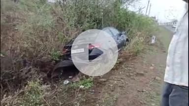 खुरई: बीना रोड पर निर्तला के पास कार और डम्फर पलटे, डम्फर चालक गंभीर रूप से घायल