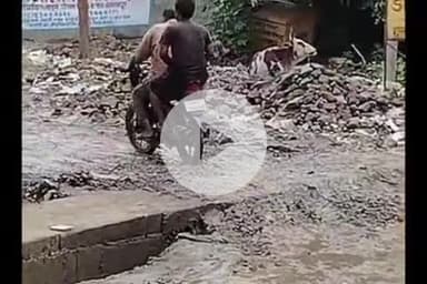 बलरामपुर: नगर में अधूरी सीवर लाइन लोगों के लिए बनीं मुसीबत, पीपल तिराहे पर कीचड़ से लोग परेशान