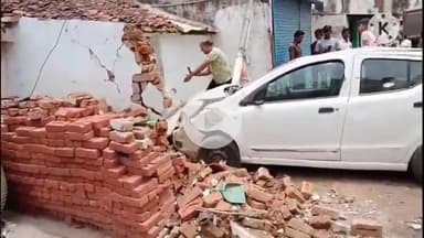 पथरिया: तेज रफ्तार ट्रक ने शनि मंदिर के सामने कार और दीवार को रौंदा