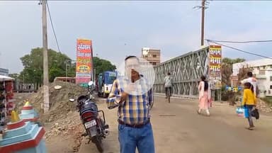 प्रसिद्ध मंदिर बाबा ढोढ नाथ जनता बाजार हलकी वर्षा से सड़क पर जल जमाव सड़क की स्थिति जंजर रिपोर्ट दिखाते फैय्याज अहमद