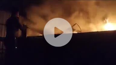 असरगंज: रहमतपुर के पास कार गैरेज में भीषण आग, फायर ब्रिगेड ने पाया काबू