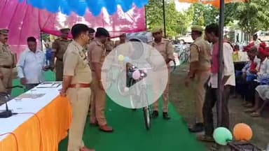 बलरामपुर एसपी विकास कुमार ने 155 ग्राम प्रहरी को साइकिल का वितरण कर बढ़ाया मनोबल योग दिवस पर वितरण किया। इस मौके पर एएसप