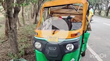 भभुआ: परासिया पेट्रोल पंप के पास अनियंत्रित सीएनजी टेंपो पेड़ से टकराया, 4 लोग घायल, पिता-पुत्र को इलाज के बाद रेफर किया गया